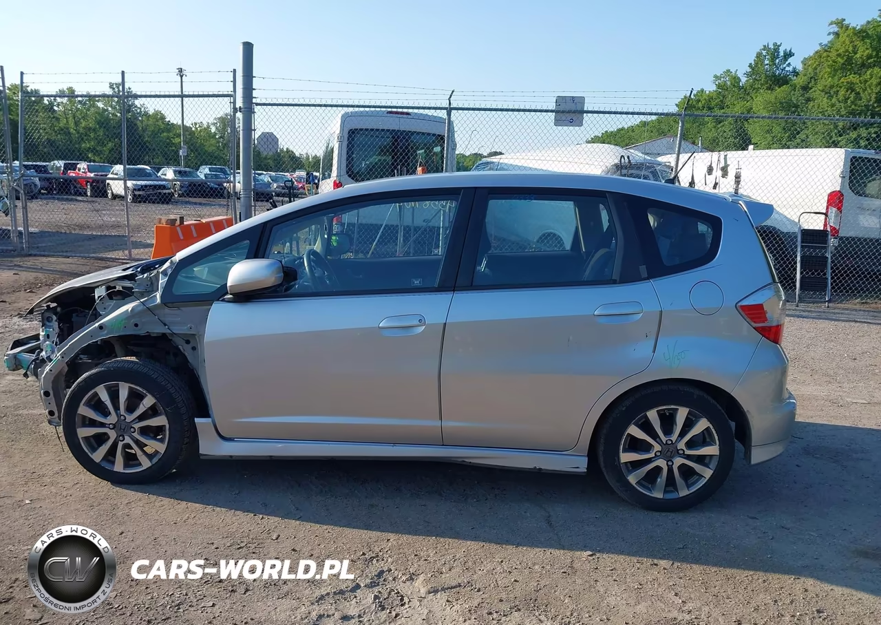 2013 Honda Fit Sport VIN:JHMGE8H59DC077077 - 15