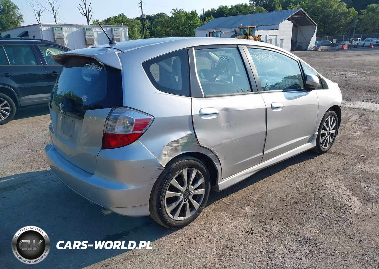 2013 Honda Fit Sport VIN:JHMGE8H59DC077077 - 4