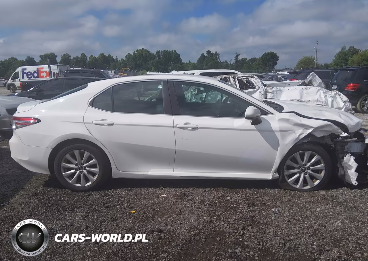 2018 Toyota Camry Le VIN:4T1B11HK2JU647877 - 13