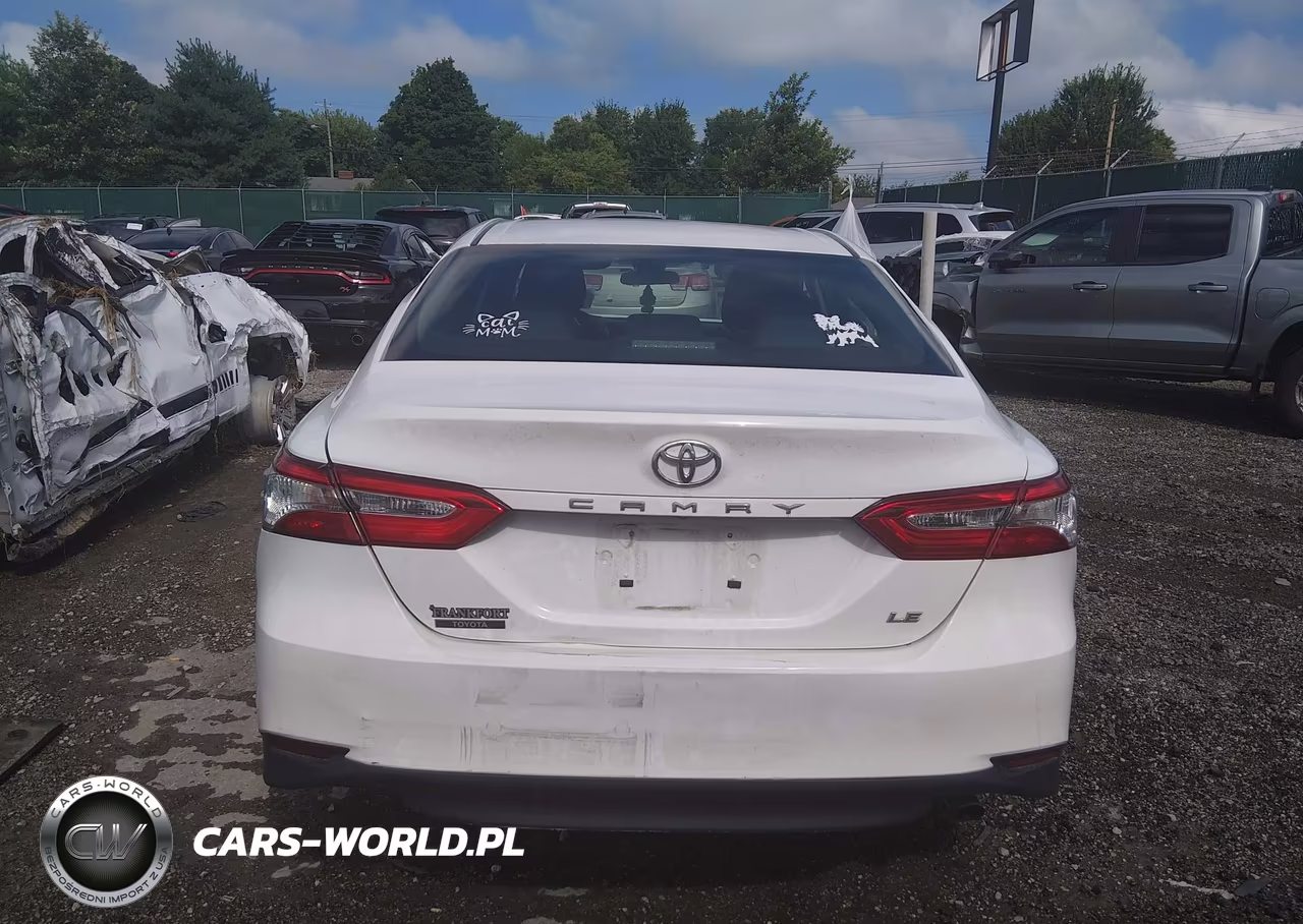 2018 Toyota Camry Le VIN:4T1B11HK2JU647877 - 16