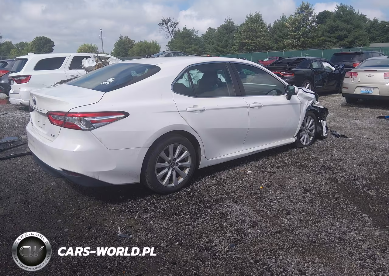2018 Toyota Camry Le VIN:4T1B11HK2JU647877 - 4