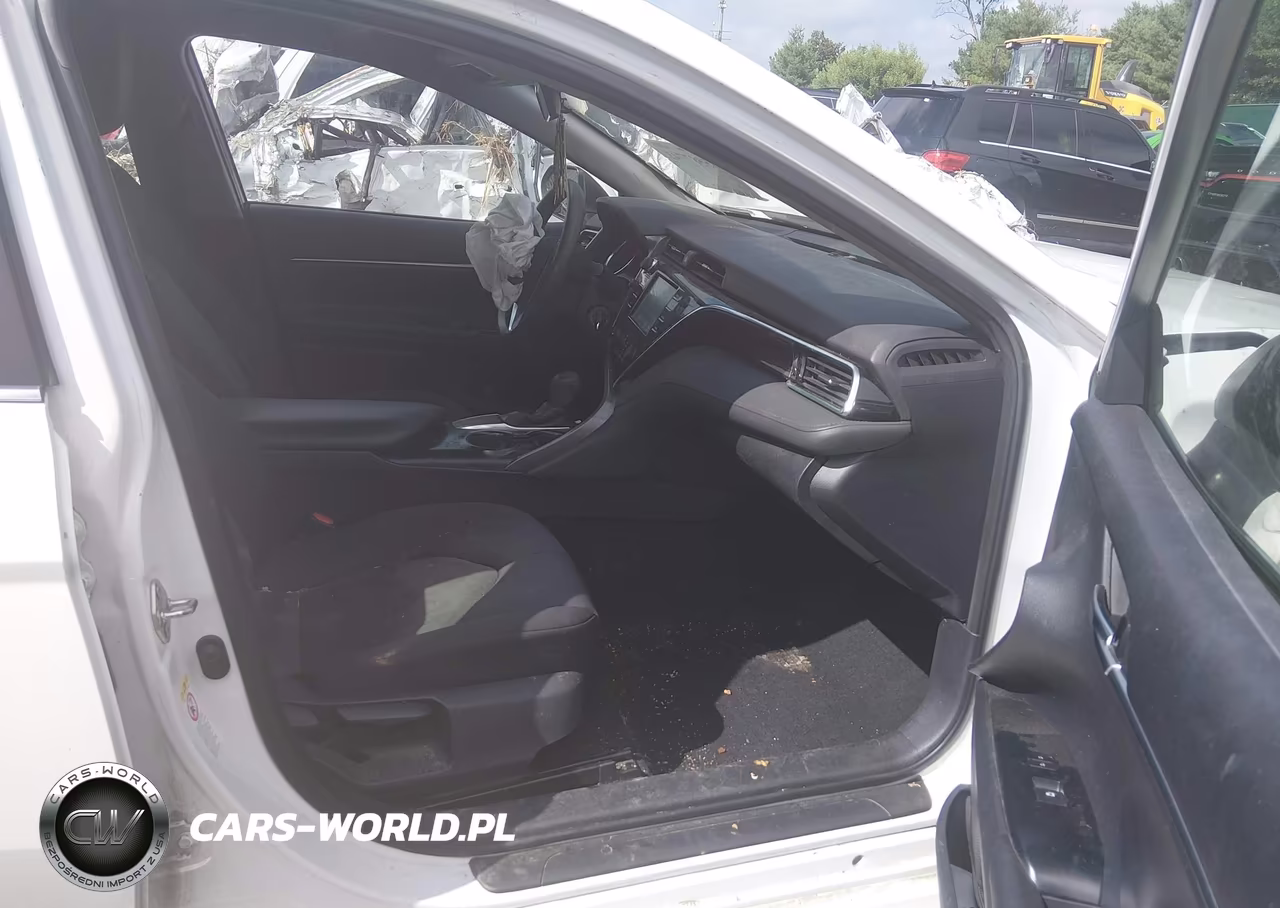 2018 Toyota Camry Le VIN:4T1B11HK2JU647877 - 5