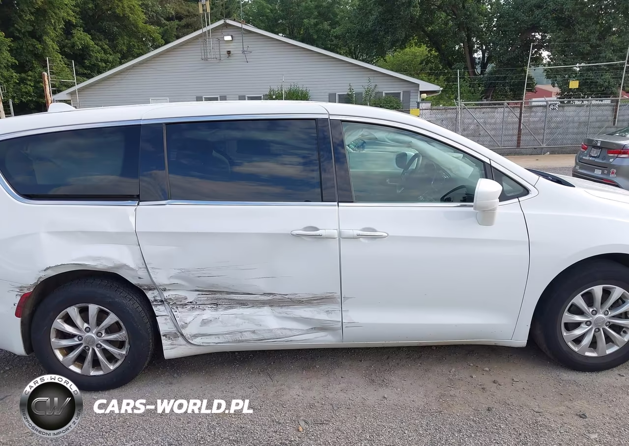 2018 Chrysler Pacifica Touring Plus VIN:2C4RC1FG5JR188885 - 13