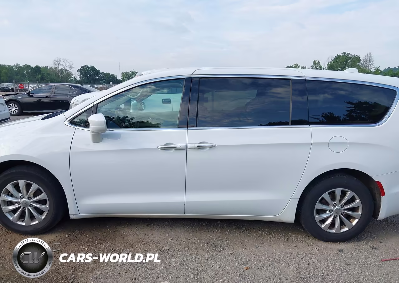 2018 Chrysler Pacifica Touring Plus VIN:2C4RC1FG5JR188885 - 14