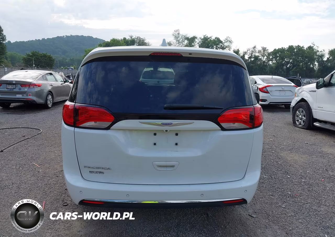 2018 Chrysler Pacifica Touring Plus VIN:2C4RC1FG5JR188885 - 16