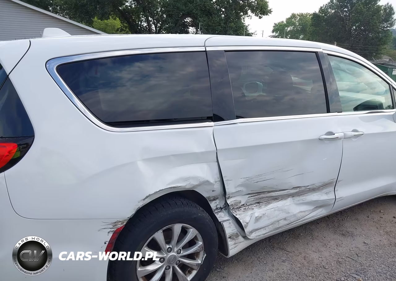 2018 Chrysler Pacifica Touring Plus VIN:2C4RC1FG5JR188885 - 17