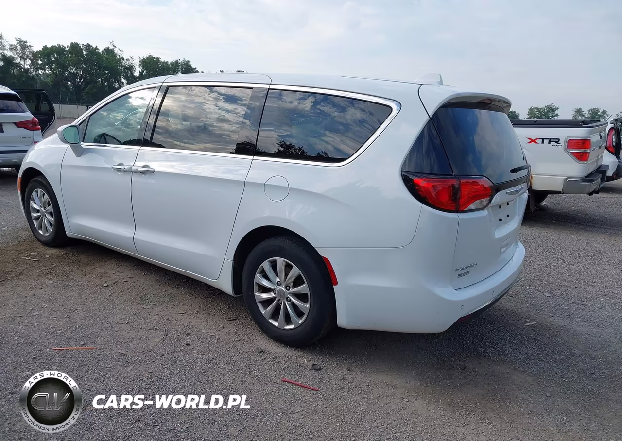 2018 Chrysler Pacifica Touring Plus VIN:2C4RC1FG5JR188885 - 3