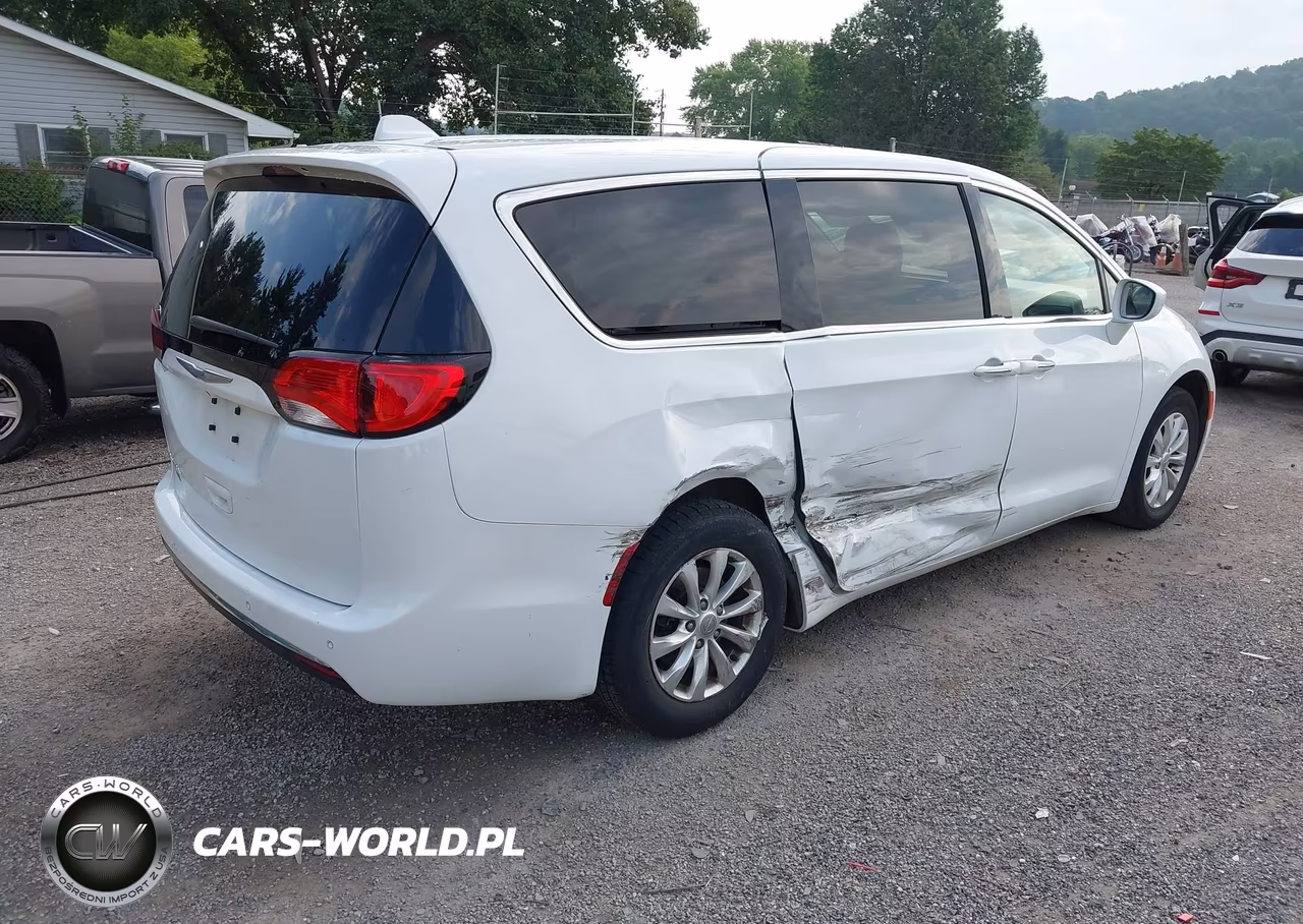 2018 Chrysler Pacifica Touring Plus VIN:2C4RC1FG5JR188885 - 4