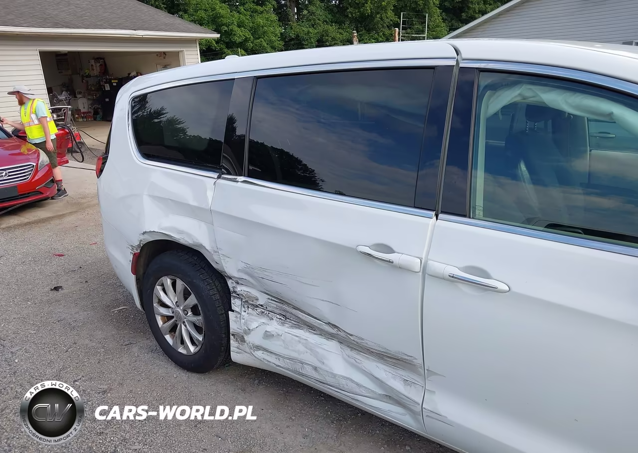2018 Chrysler Pacifica Touring Plus VIN:2C4RC1FG5JR188885 - 6
