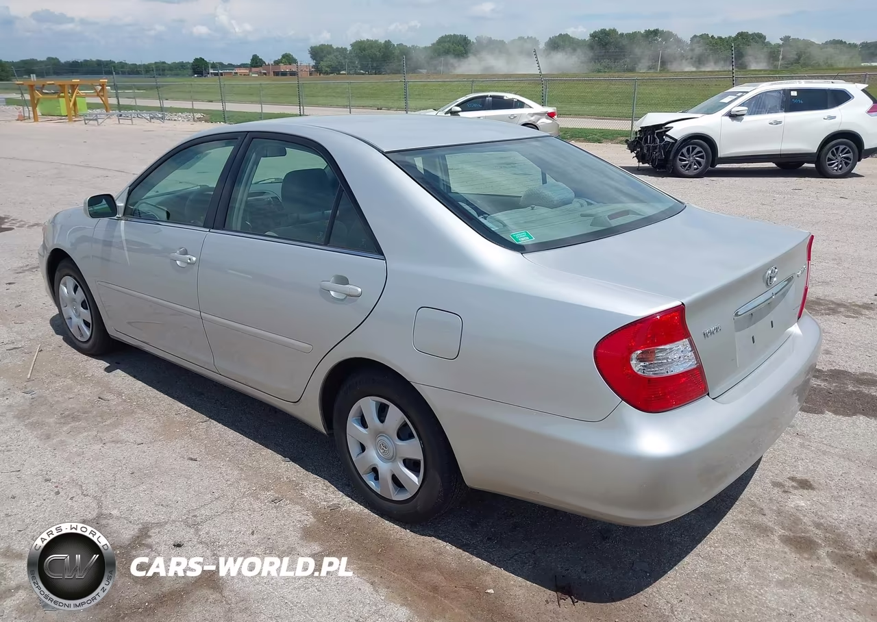 2002 Toyota Camry Le VIN:4T1BE32K32U570365 - 3