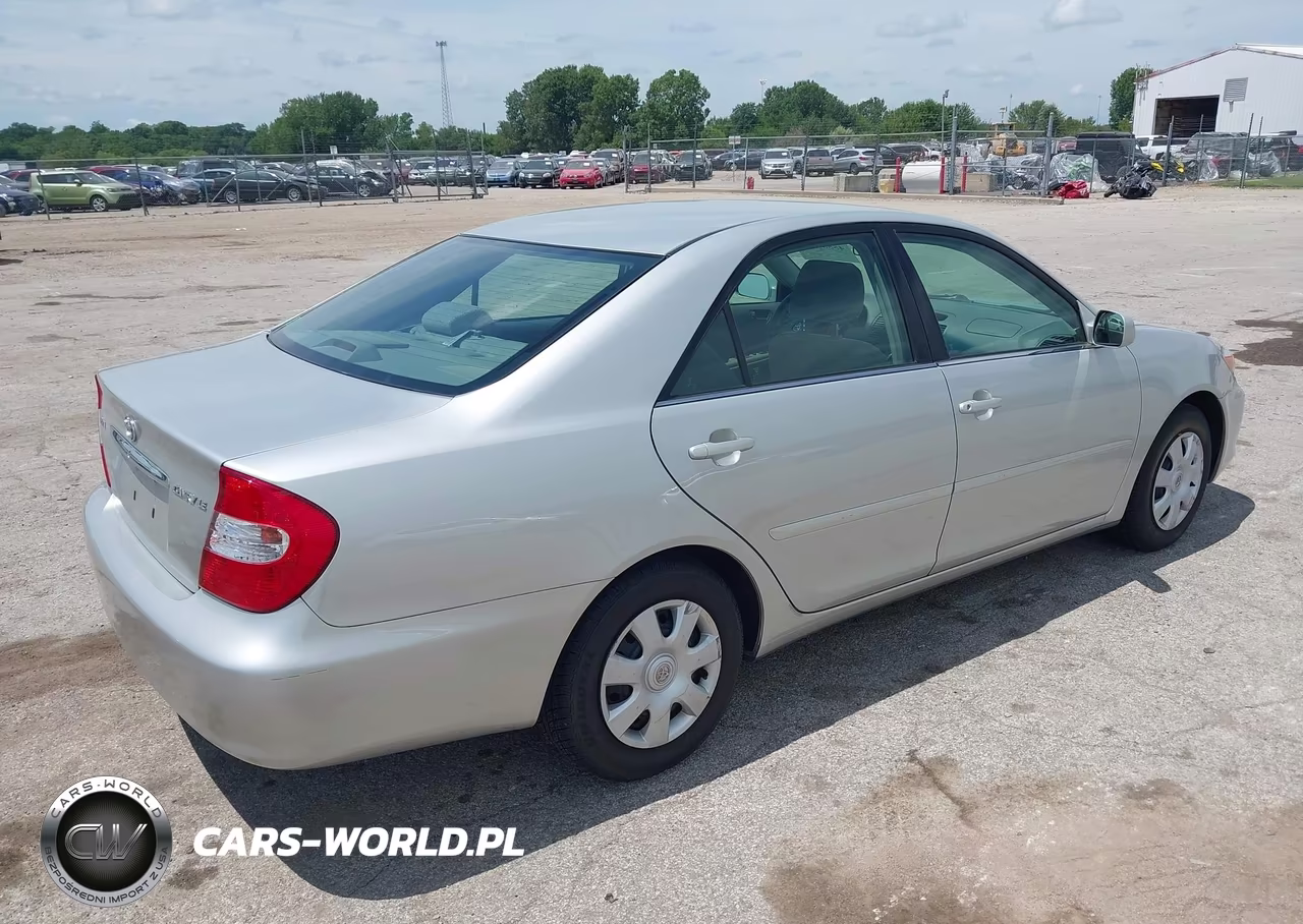 2002 Toyota Camry Le VIN:4T1BE32K32U570365 - 4