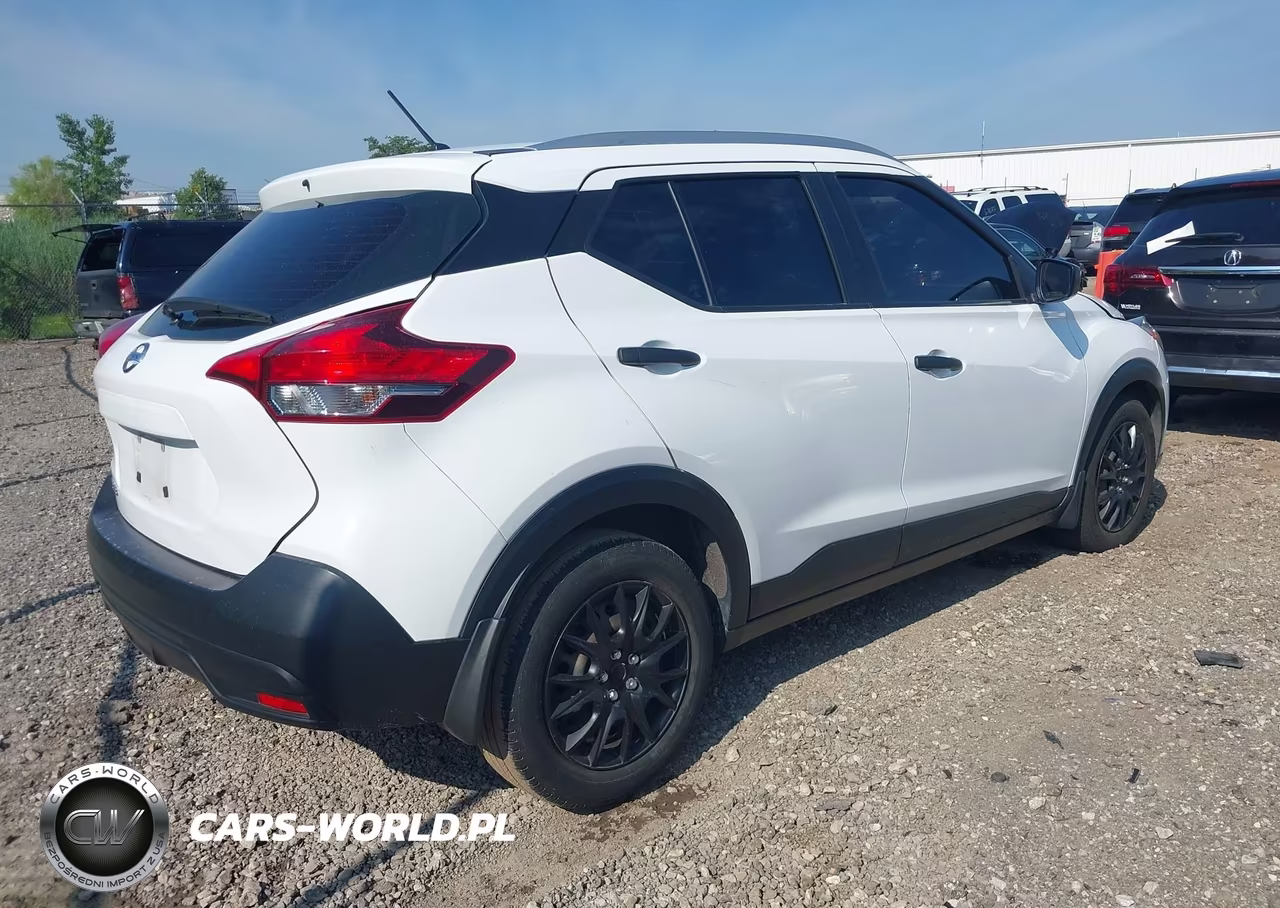 2018 Nissan Kicks S VIN:3N1CP5CU4JL530614 - 4