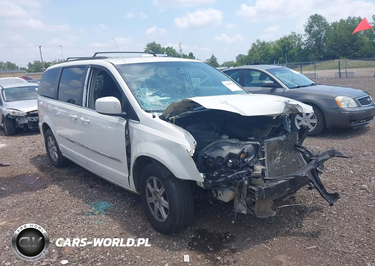2013 Chrysler Town & Country Touring – zdjęcie 1 z 16