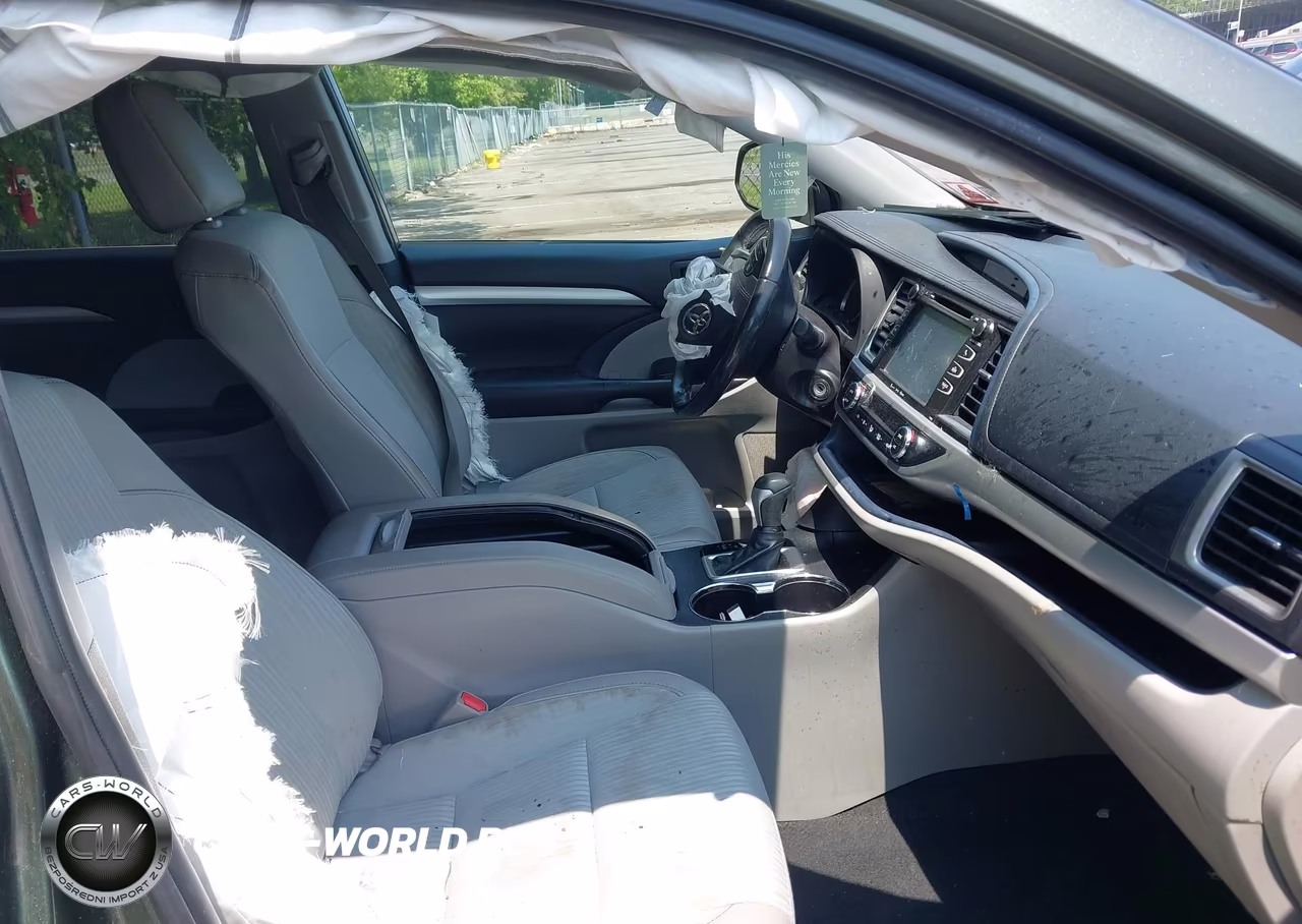 2019 Toyota Highlander Le Plus VIN:5TDBZRFH4KS922514 - 5