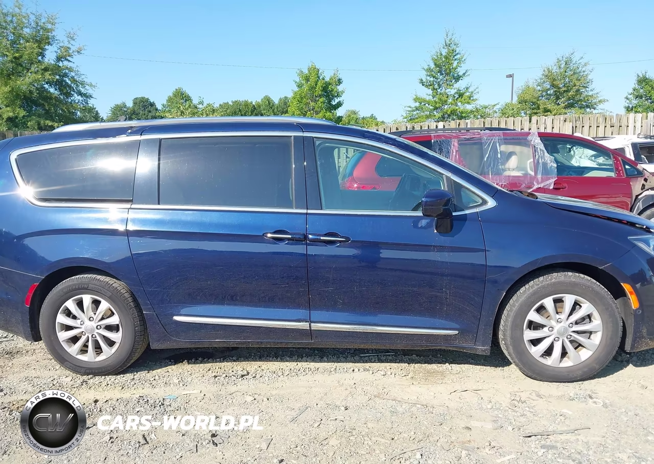 2018 Chrysler Pacifica Touring L VIN:2C4RC1BGXJR123567 - 13