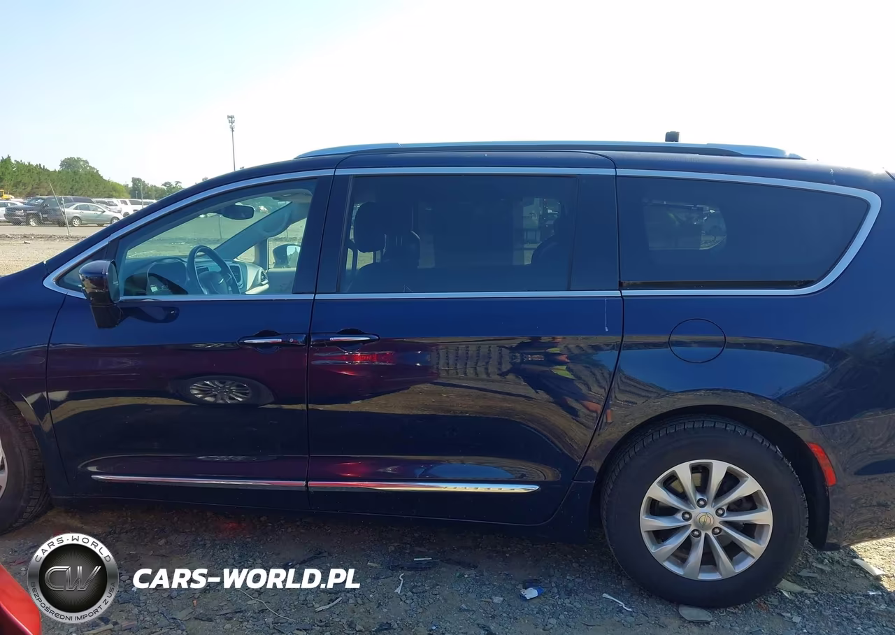 2018 Chrysler Pacifica Touring L VIN:2C4RC1BGXJR123567 - 14