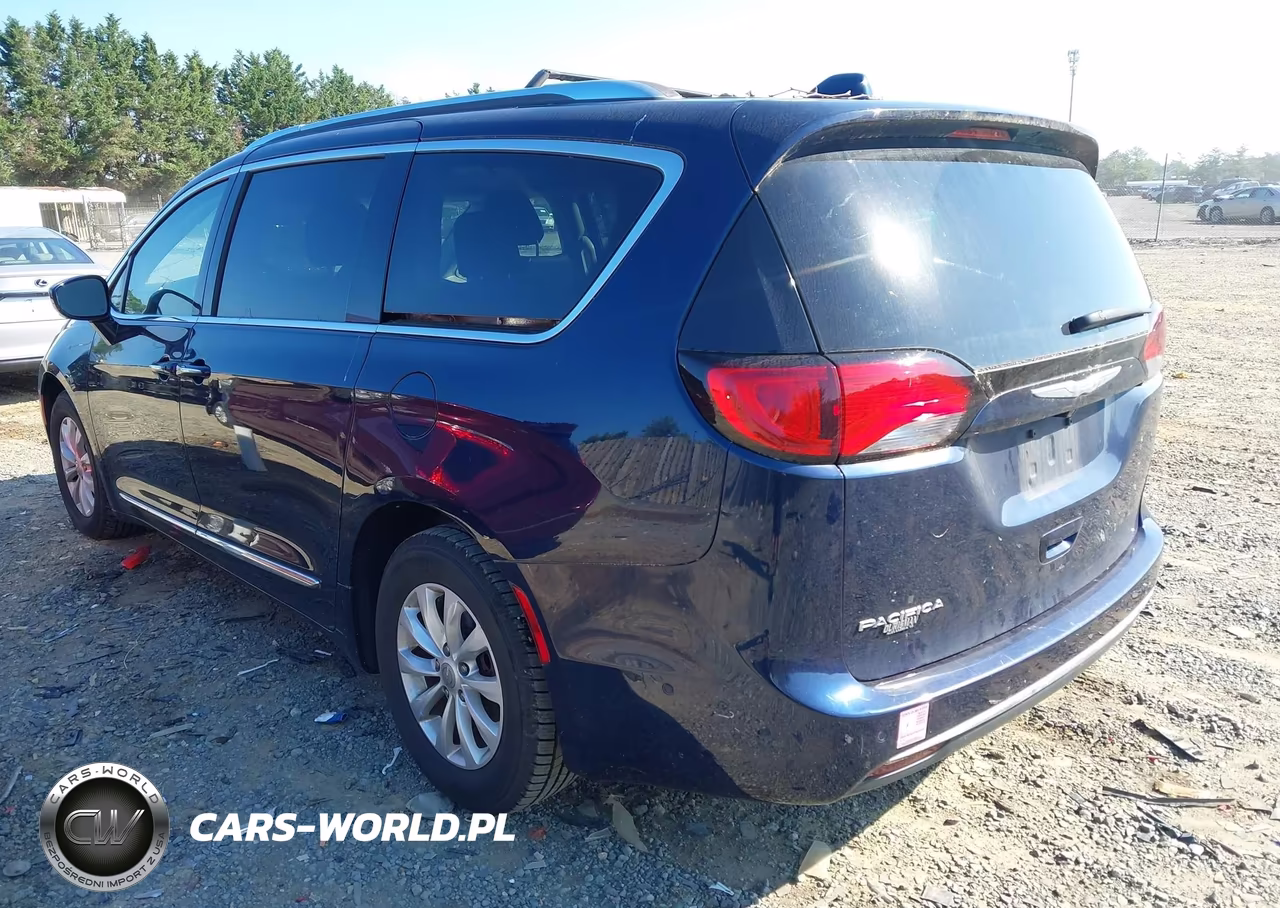 2018 Chrysler Pacifica Touring L VIN:2C4RC1BGXJR123567 - 3