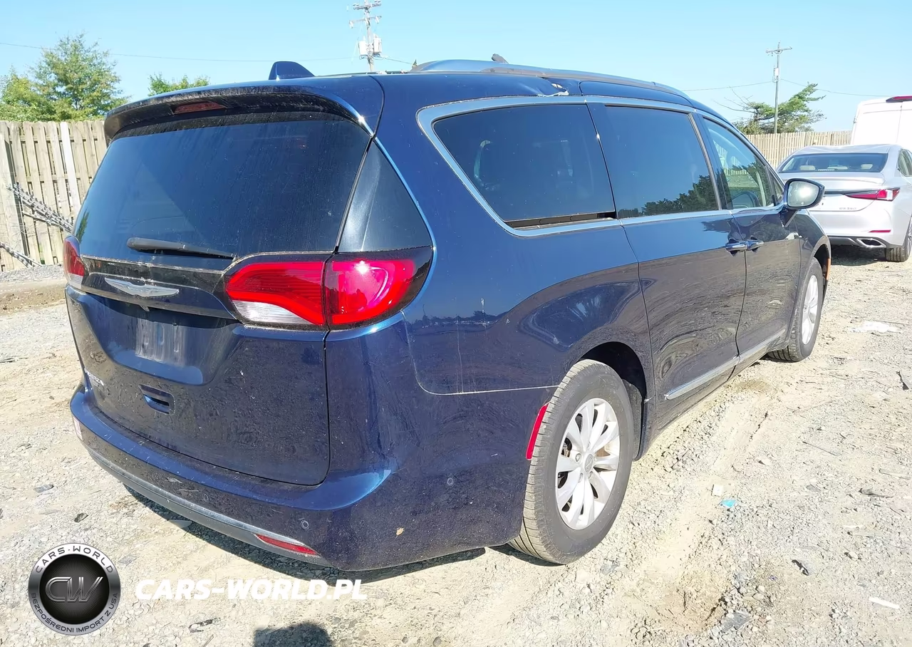 2018 Chrysler Pacifica Touring L VIN:2C4RC1BGXJR123567 - 4
