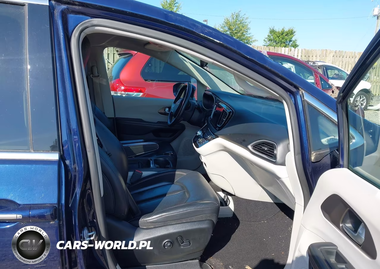 2018 Chrysler Pacifica Touring L VIN:2C4RC1BGXJR123567 - 5