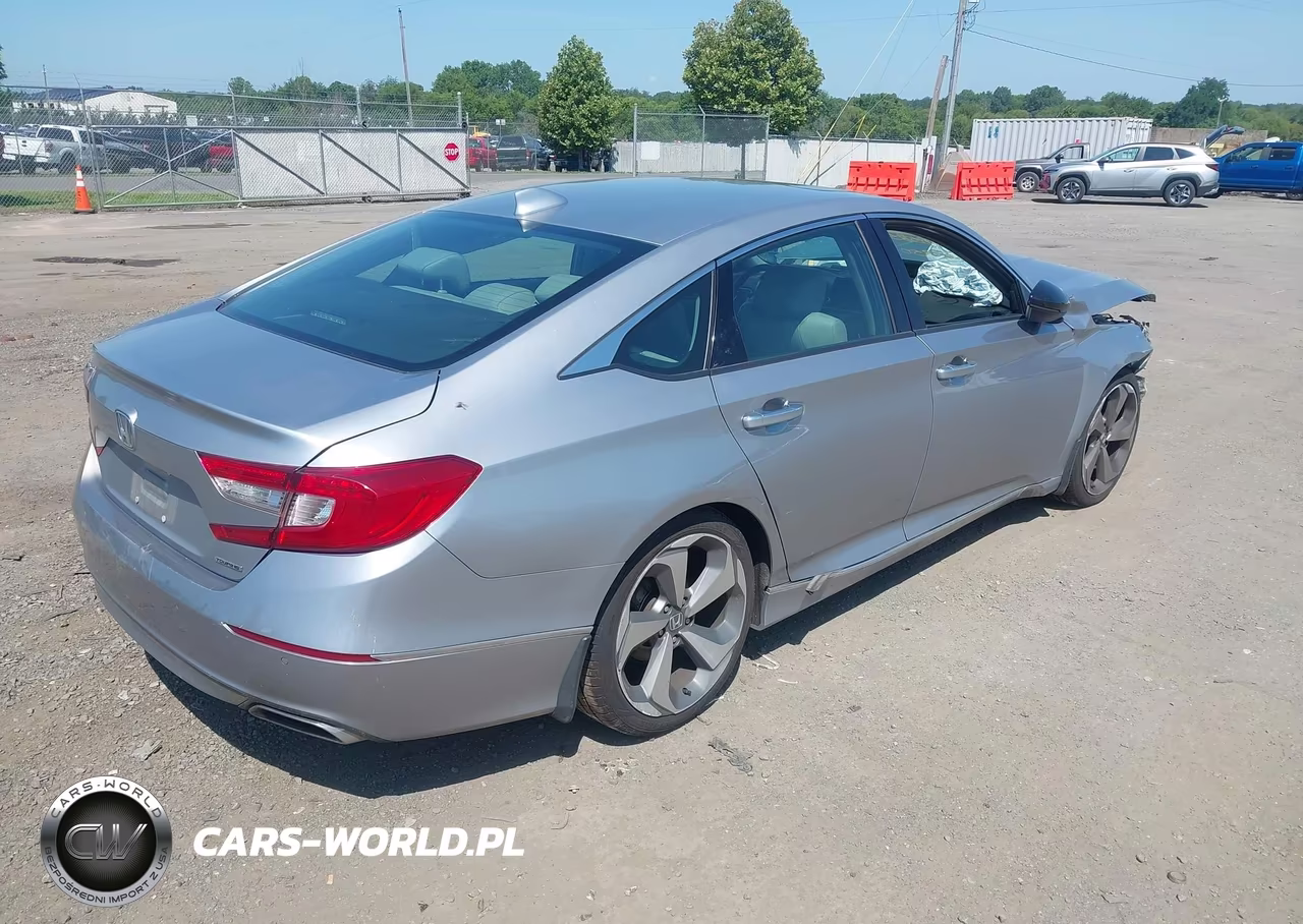 2018 Honda Accord Touring VIN:1HGCV1F91JA142350 - 4