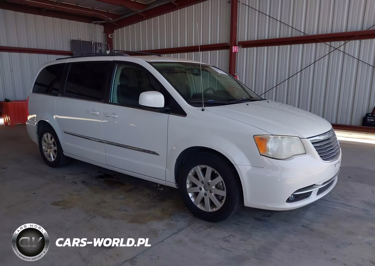 2013 Chrysler Town & Country Touring – zdjęcie 1 z 11