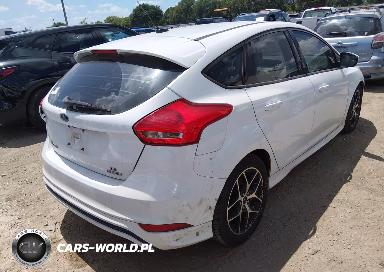 2016 Ford Focus Se VIN:1FADP3K23GL372296 - 4