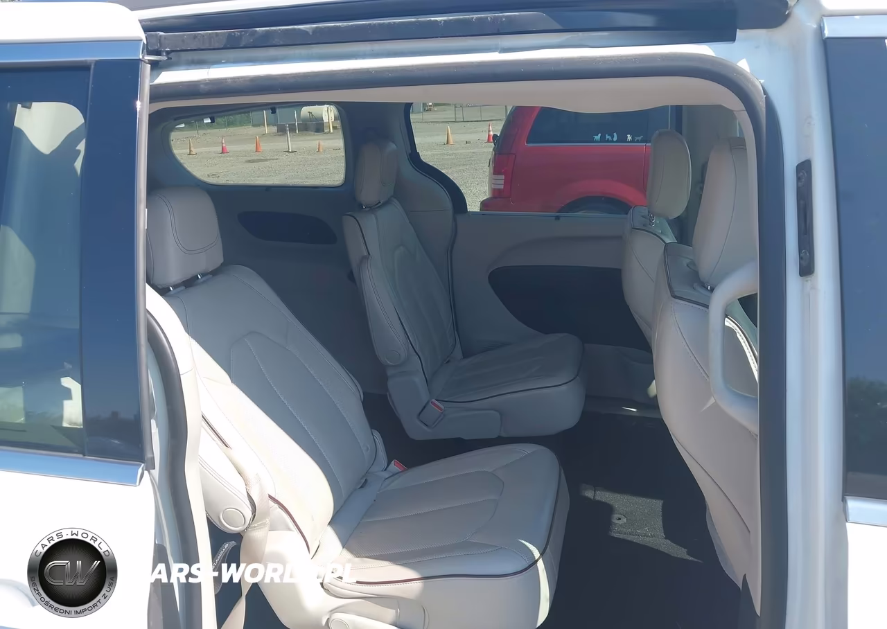 2018 Chrysler Pacifica Limited VIN:2C4RC1GG5JR139085 - 8