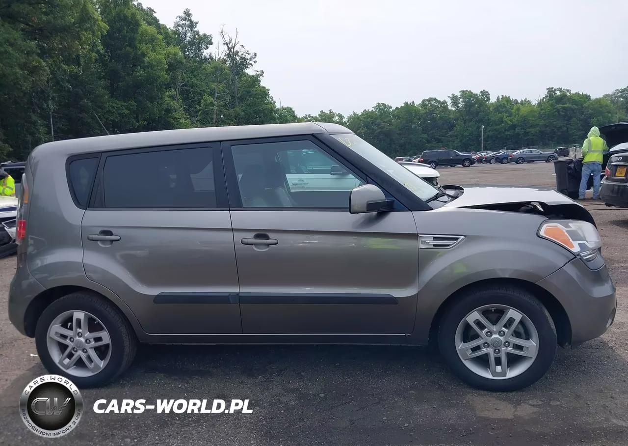 2011 Kia Soul + VIN:KNDJT2A22B7233170 - 13