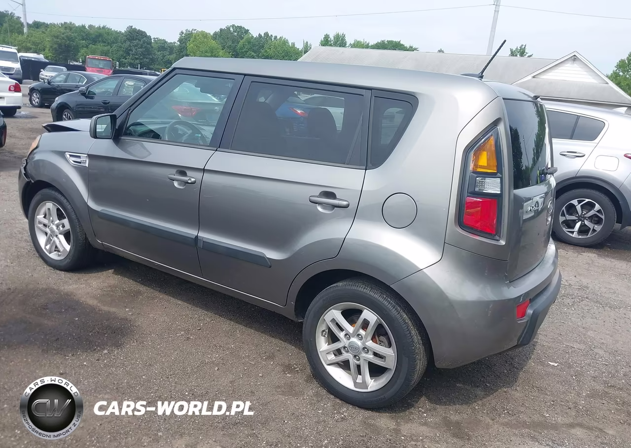 2011 Kia Soul + VIN:KNDJT2A22B7233170 - 3