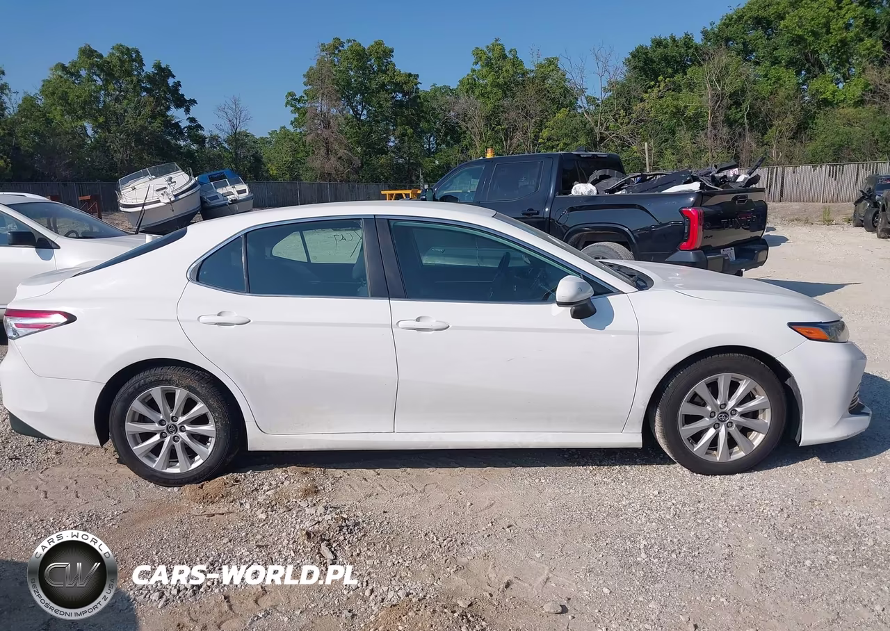 2018 Toyota Camry Le VIN:4T1B11HK6JU093002 - 13