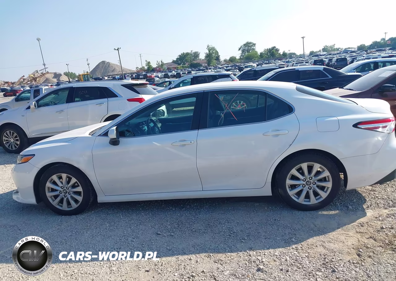 2018 Toyota Camry Le VIN:4T1B11HK6JU093002 - 14
