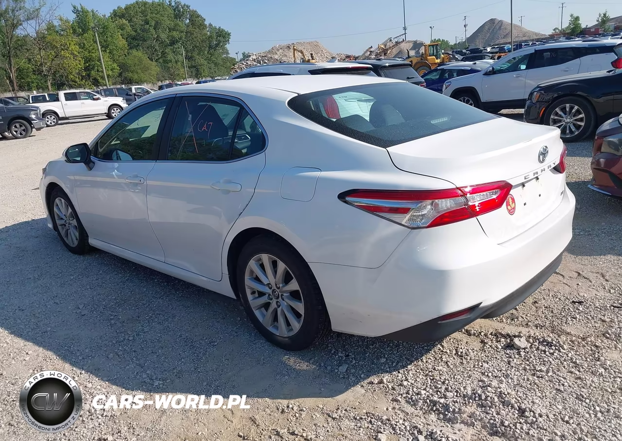 2018 Toyota Camry Le VIN:4T1B11HK6JU093002 - 3