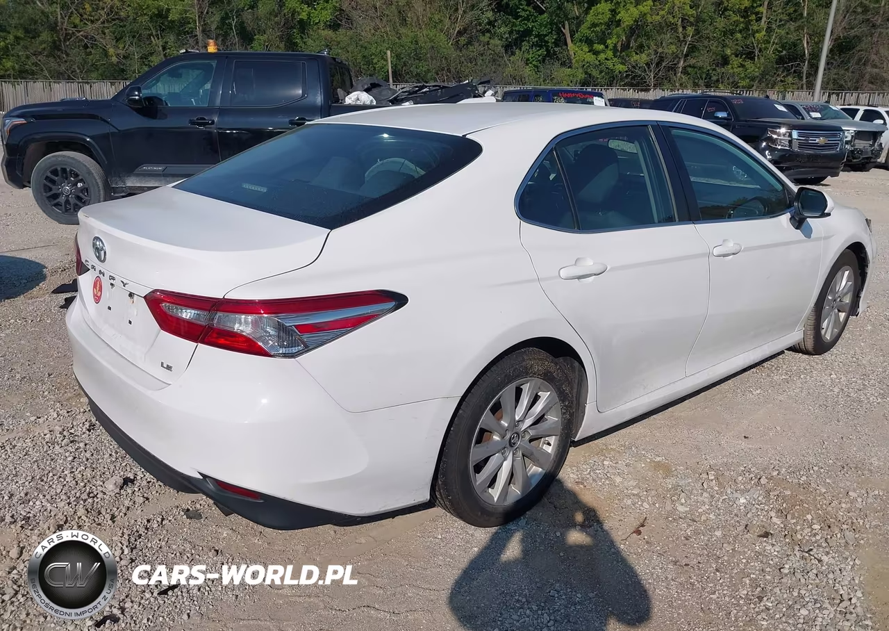 2018 Toyota Camry Le VIN:4T1B11HK6JU093002 - 4