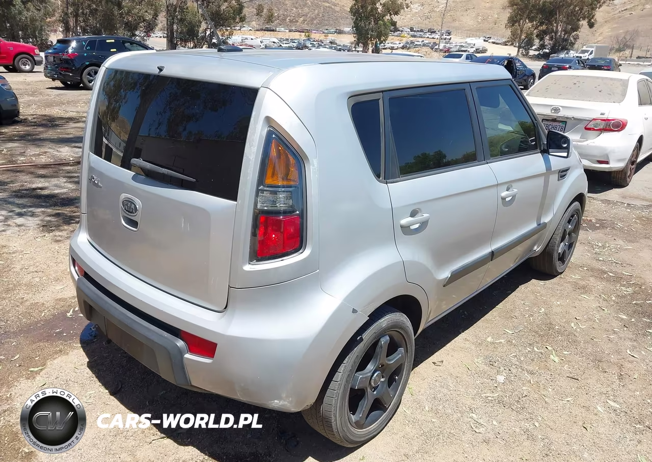 2011 Kia Soul + VIN:KNDJT2A22B7268050 - 4