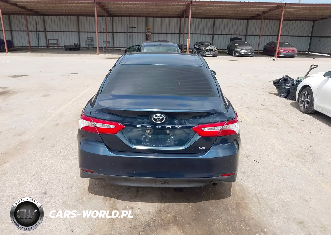 2018 Toyota Camry Le VIN:4T1B11HK6JU526379 - 17