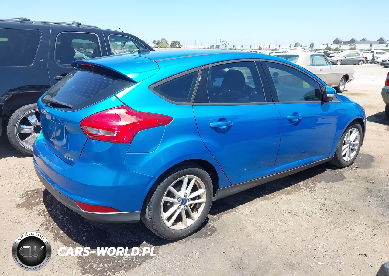 2015 Ford Focus Se VIN:1FADP3K26FL325343 - 4