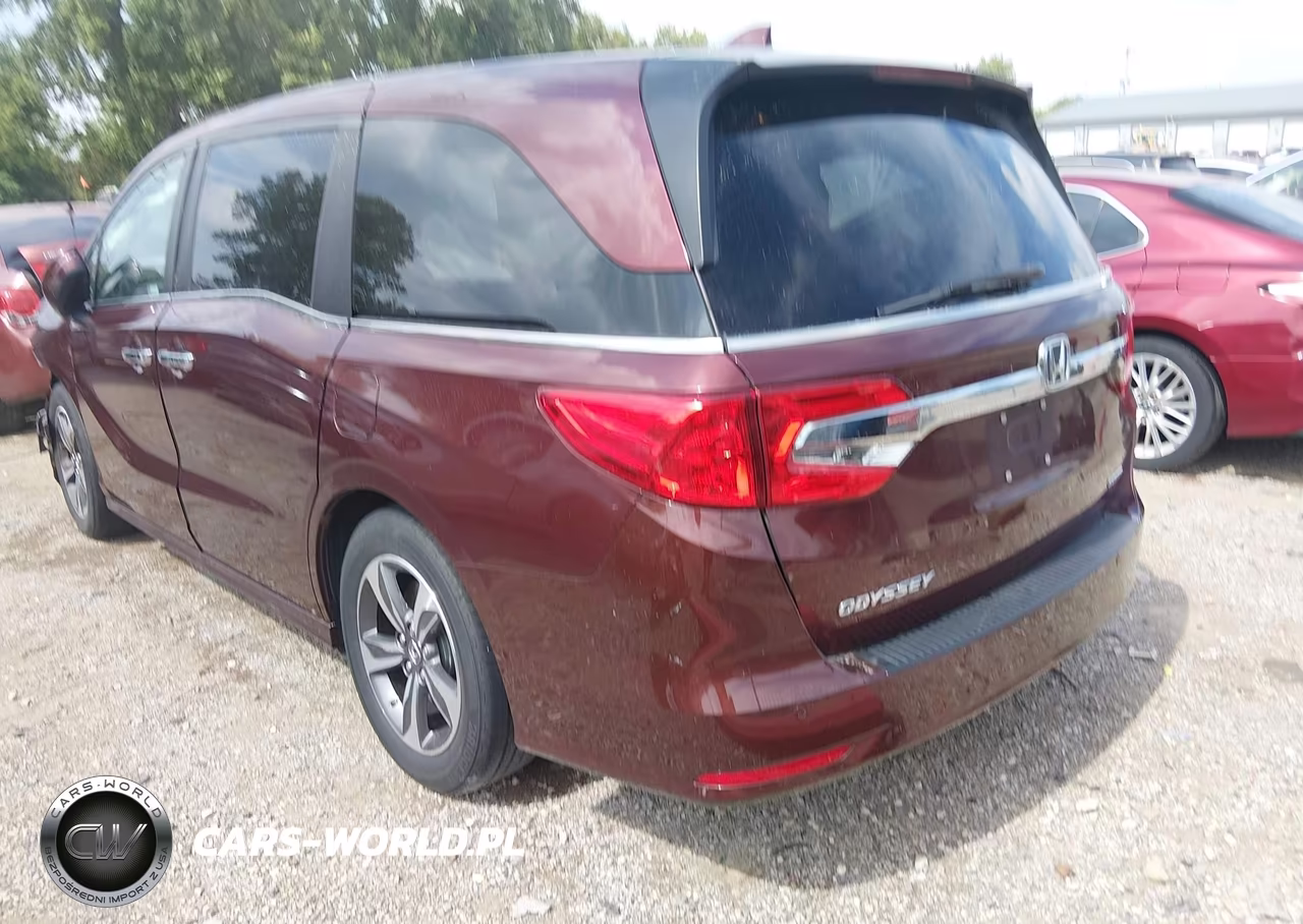2018 Honda Odyssey Touring VIN:5FNRL6H81JB063171 - 3