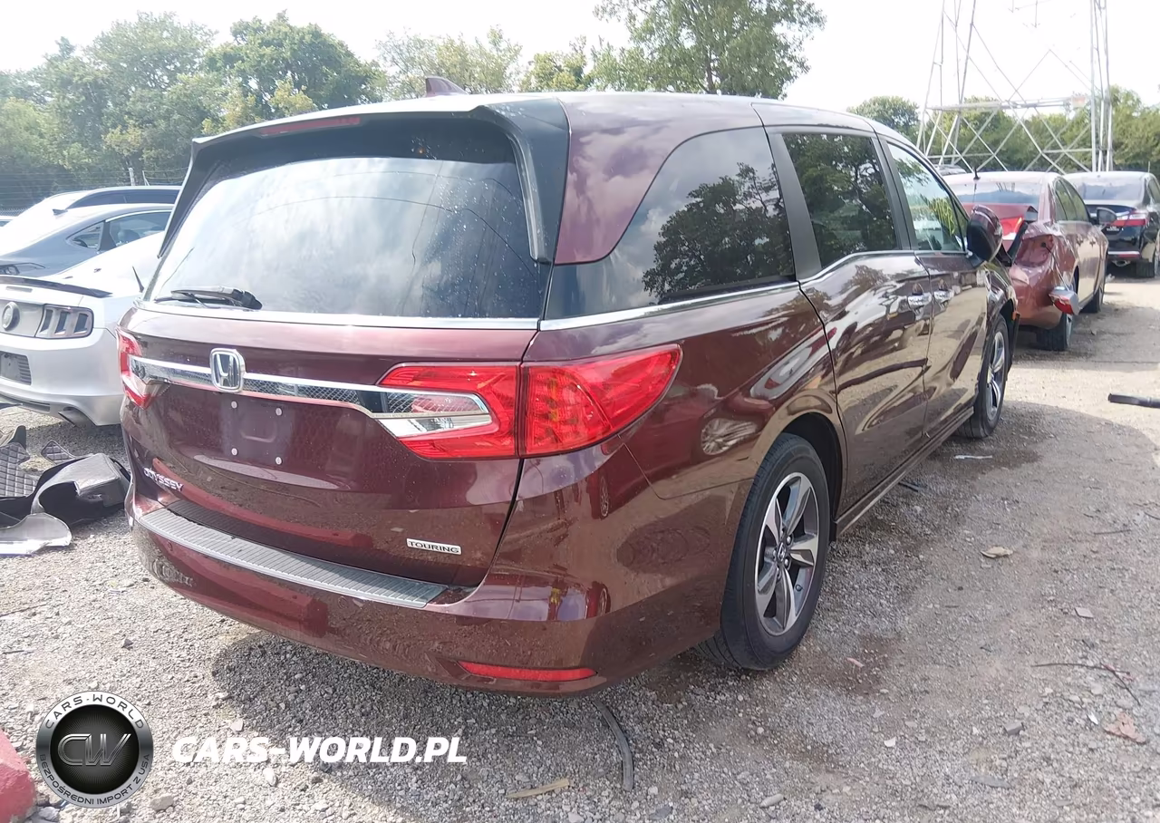 2018 Honda Odyssey Touring VIN:5FNRL6H81JB063171 - 4