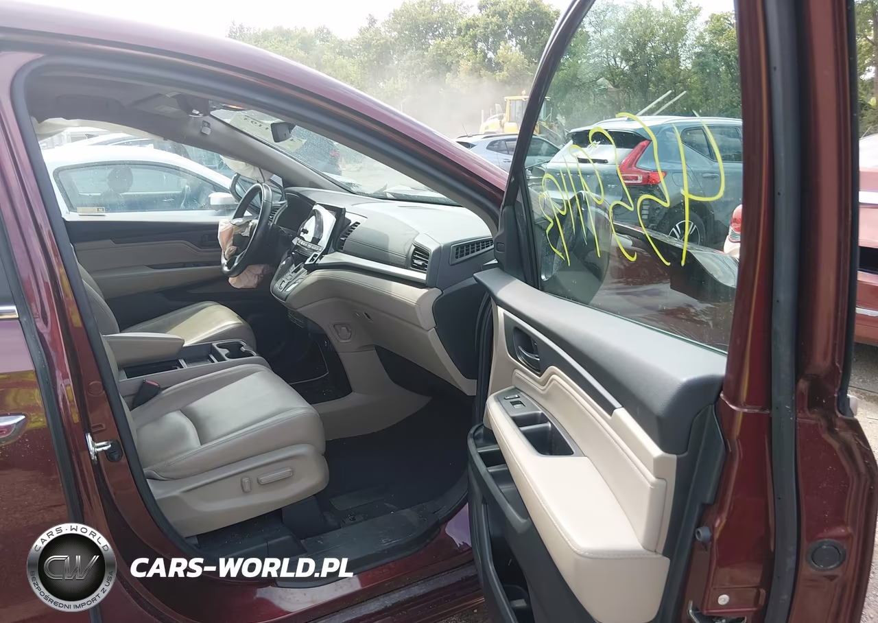 2018 Honda Odyssey Touring VIN:5FNRL6H81JB063171 - 5