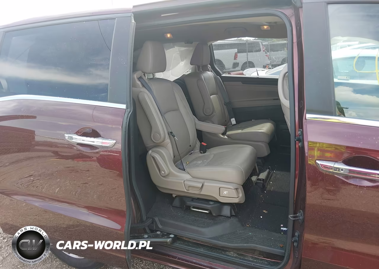 2018 Honda Odyssey Touring VIN:5FNRL6H81JB063171 - 8