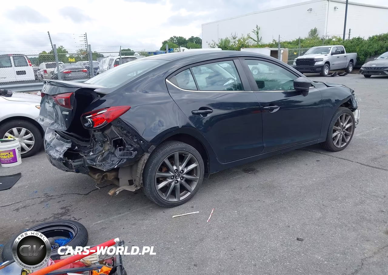 2018 Mazda Mazda3 Touring VIN:3MZBN1V32JM261581 - 4