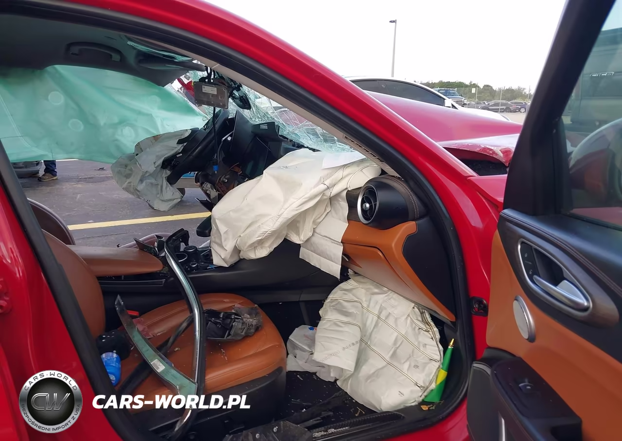 2019 Alfa Romeo Giulia Ti VIN:ZARFAMBNXK7599898 - 5