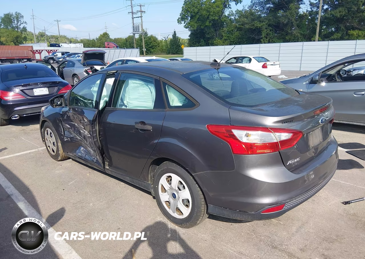 2013 Ford Focus S VIN:1FADP3E26DL330728 - 3