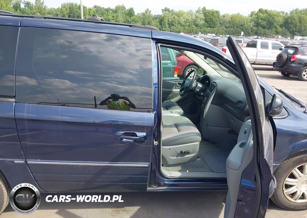 2005 Chrysler Town & Country Touring VIN:2C4GP54L95R491290 - 5