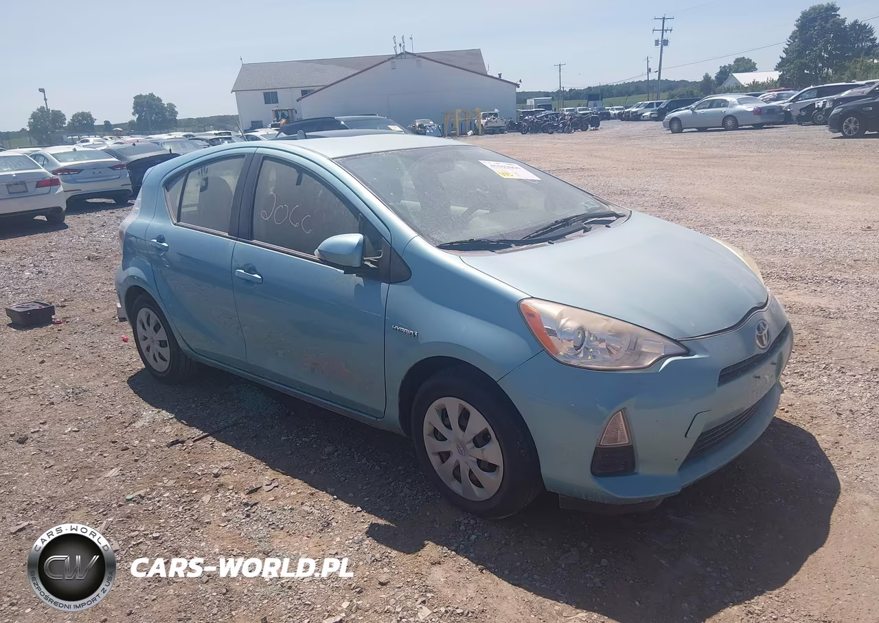 2013 Toyota Prius C Three VIN:JTDKDTB39D1054869 - 1