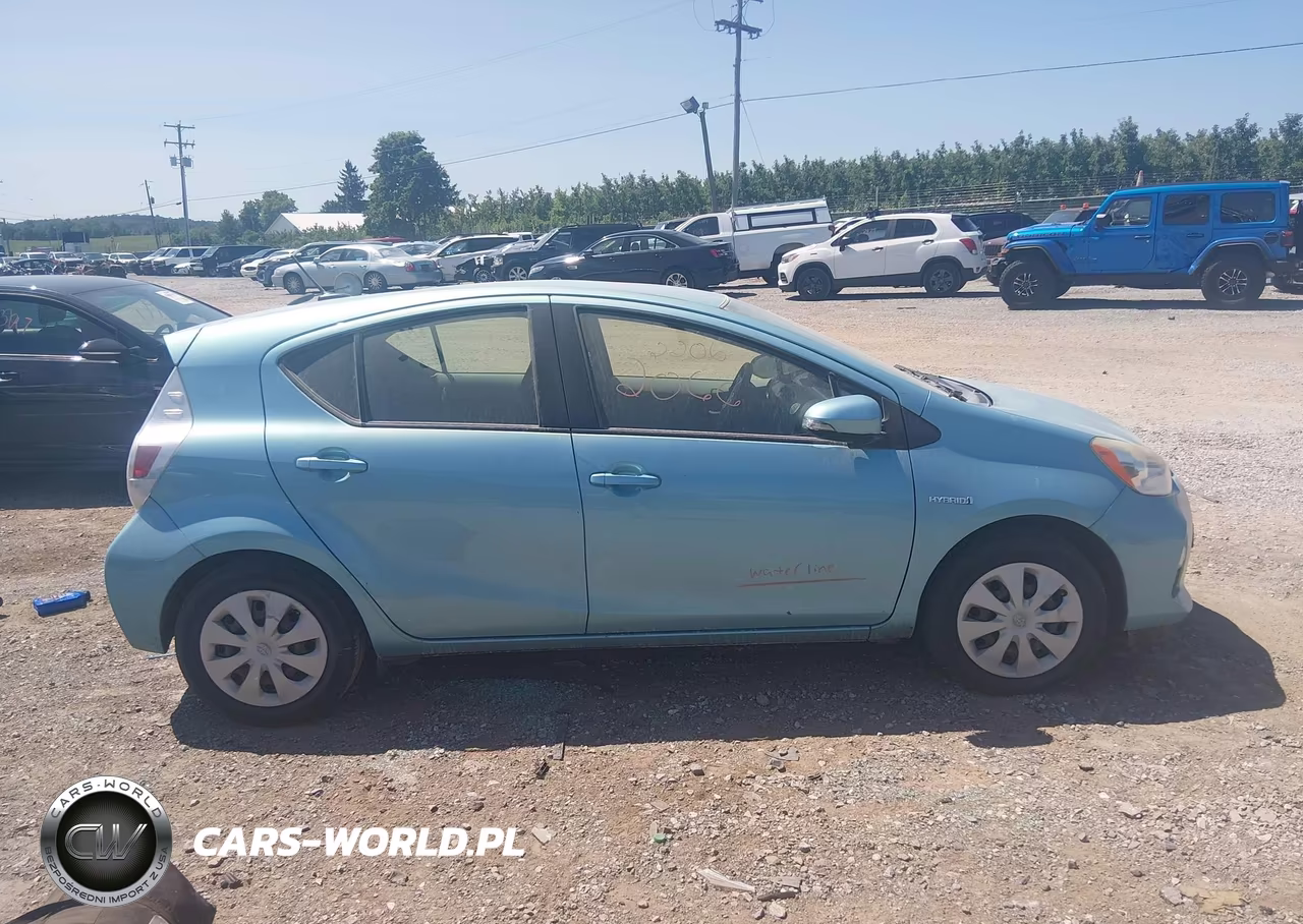 2013 Toyota Prius C Three VIN:JTDKDTB39D1054869 - 13