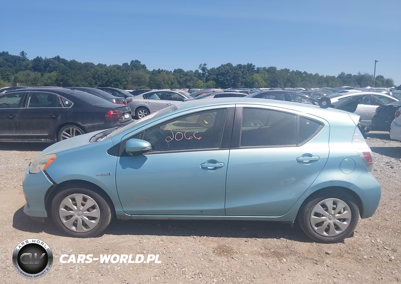 2013 Toyota Prius C Three VIN:JTDKDTB39D1054869 - 14