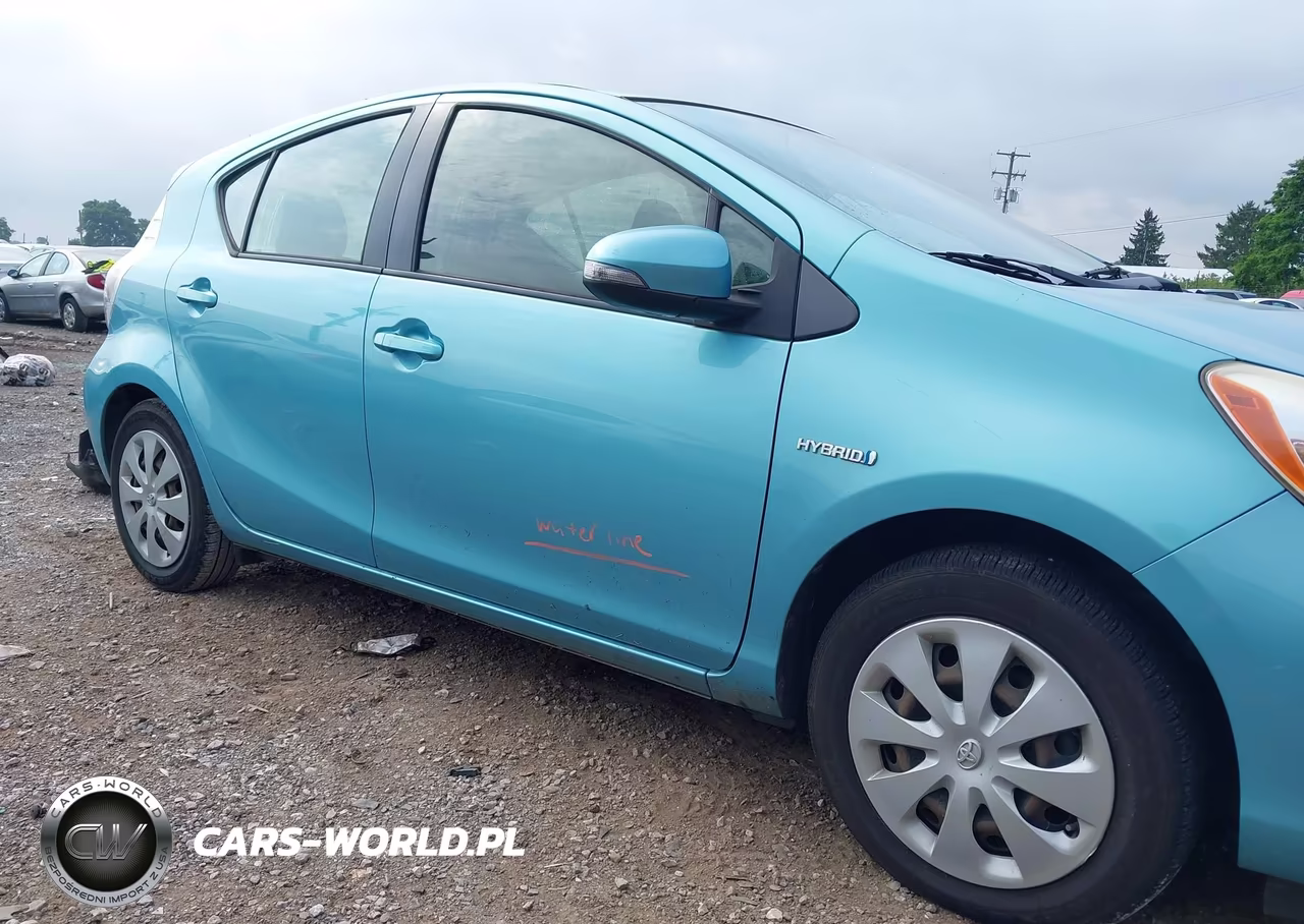 2013 Toyota Prius C Three VIN:JTDKDTB39D1054869 - 17