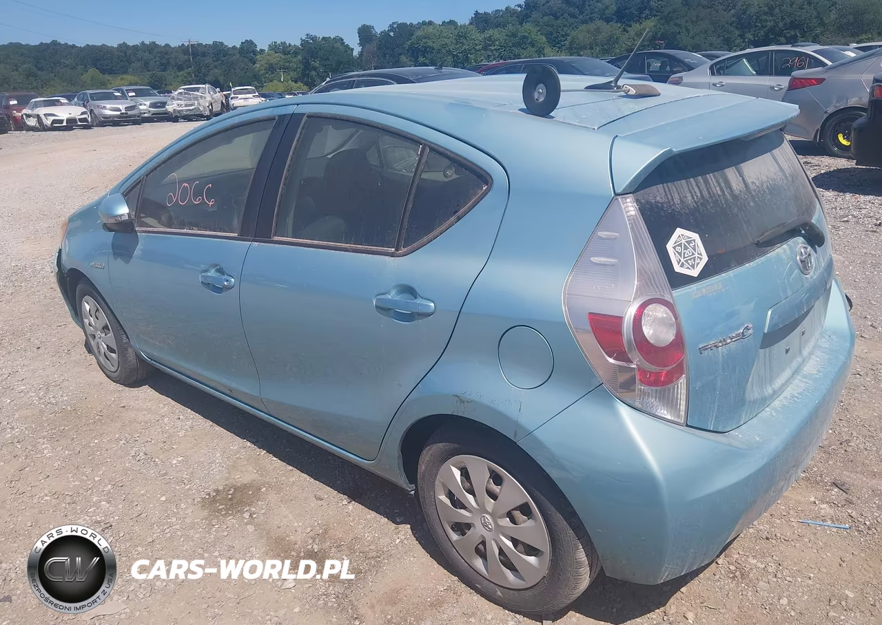 2013 Toyota Prius C Three VIN:JTDKDTB39D1054869 - 3