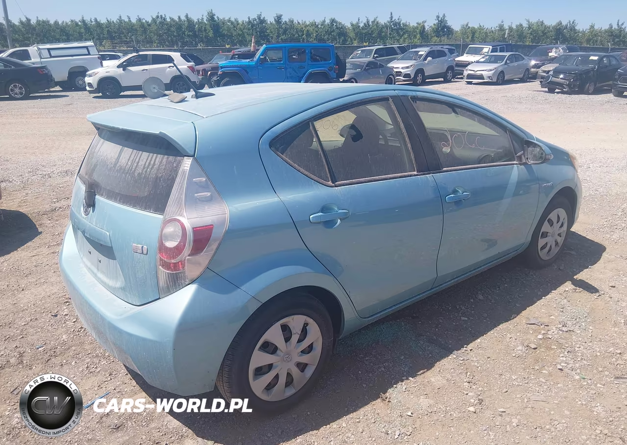 2013 Toyota Prius C Three VIN:JTDKDTB39D1054869 - 4